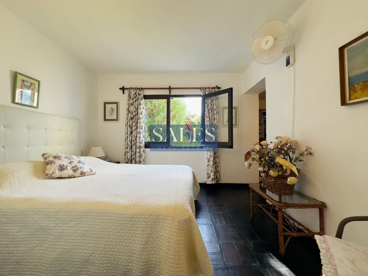 Casa ID.712 - Casa en VENTA, 50 metros de la playa brava, 4 dormitorios.