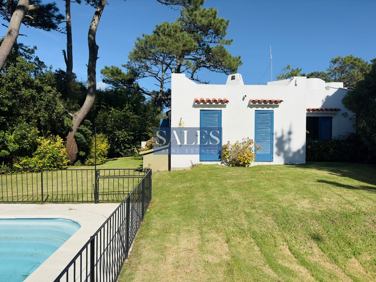 Casa ID.712 - Casa en VENTA, 50 metros de la playa brava, 4 dormitorios.