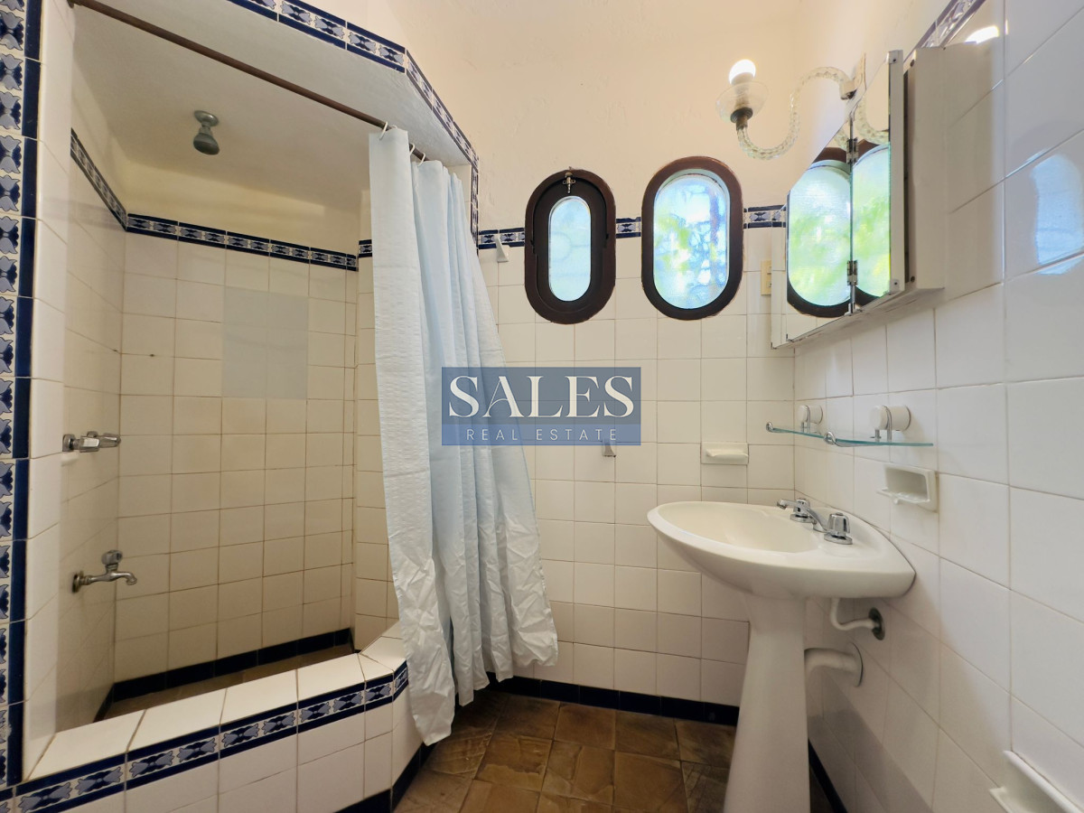Casa ID.712 - Casa en VENTA, 50 metros de la playa brava, 4 dormitorios.