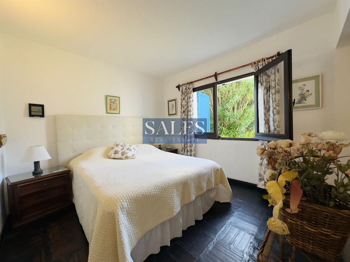 Casa ID.712 - Casa en VENTA, 50 metros de la playa brava, 4 dormitorios.
