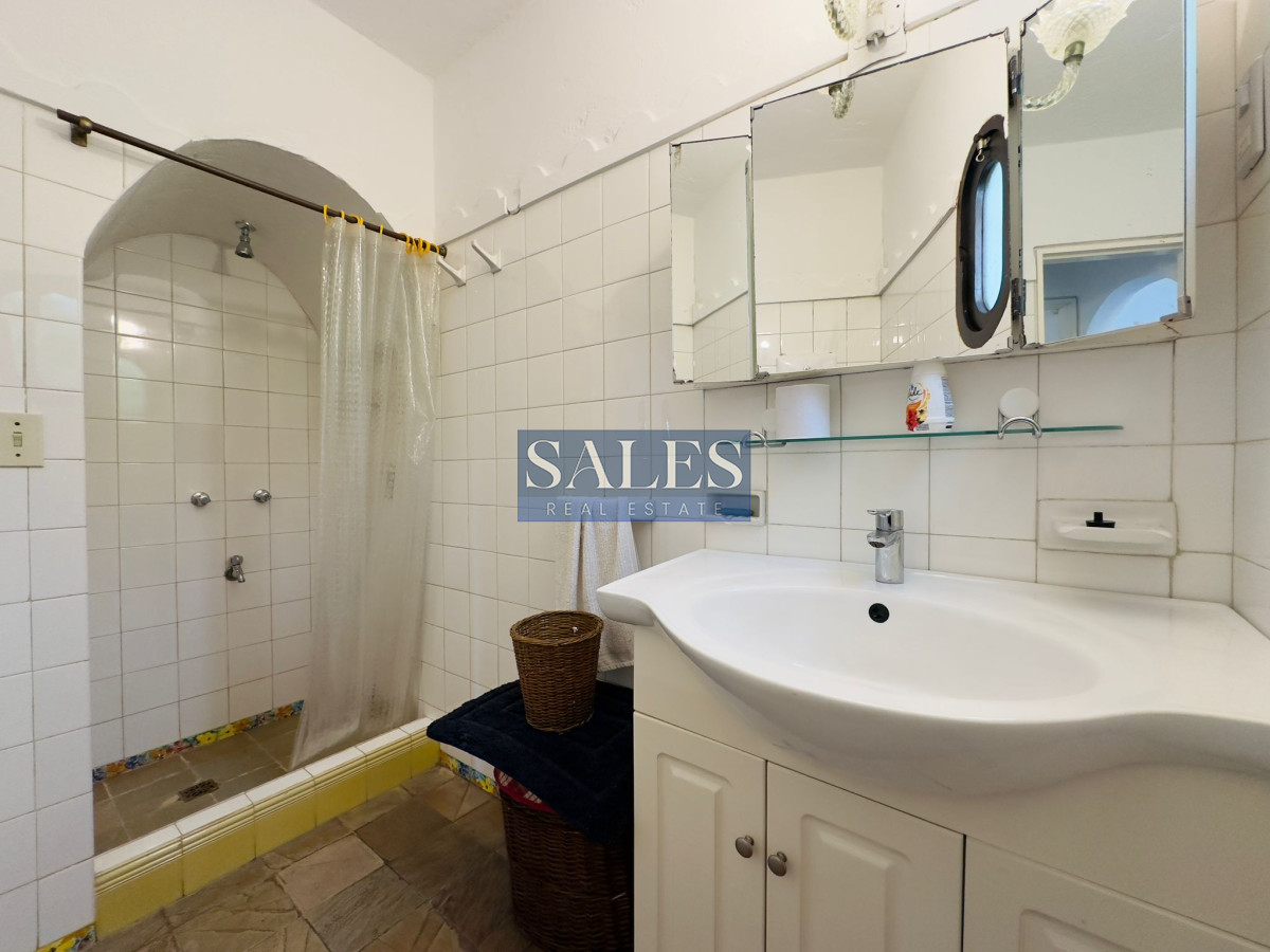 Casa ID.712 - Casa en VENTA, 50 metros de la playa brava, 4 dormitorios.