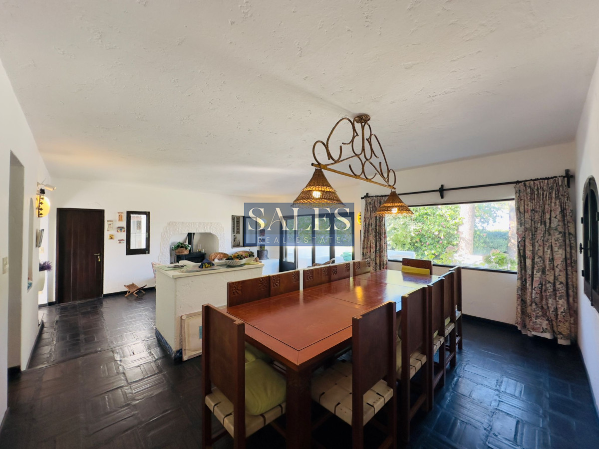 Casa ID.712 - Casa en VENTA, 50 metros de la playa brava, 4 dormitorios.