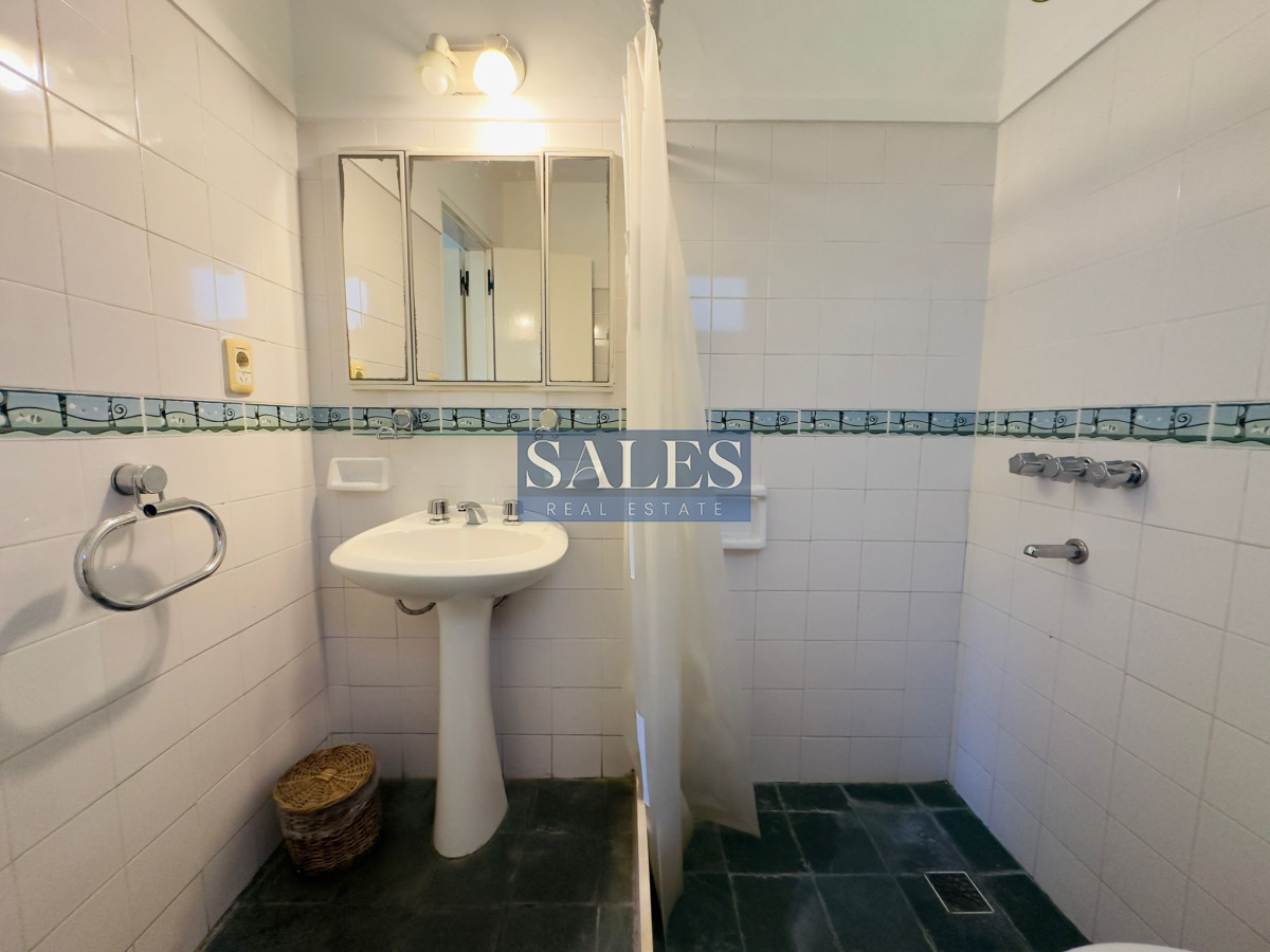 Casa ID.712 - Casa en VENTA, 50 metros de la playa brava, 4 dormitorios.
