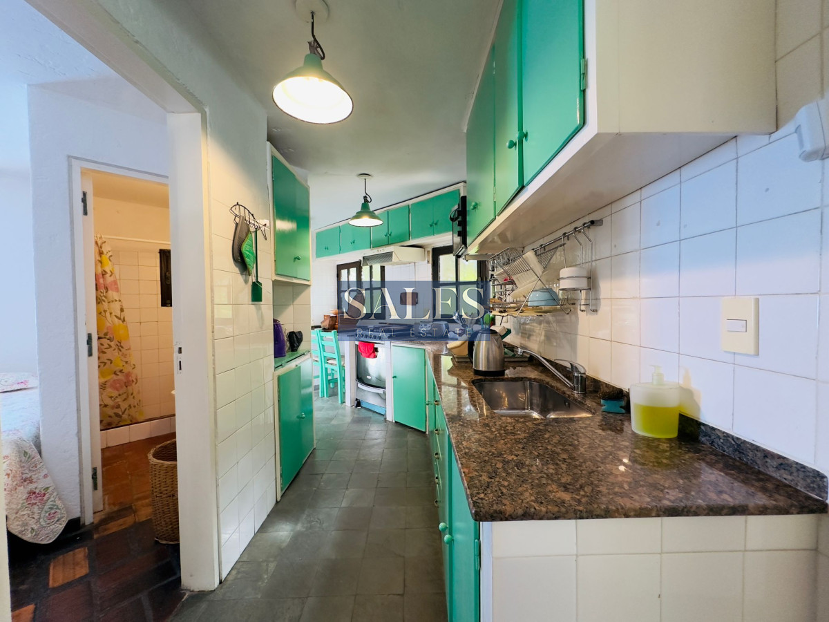 Casa ID.712 - Casa en VENTA, 50 metros de la playa brava, 4 dormitorios.