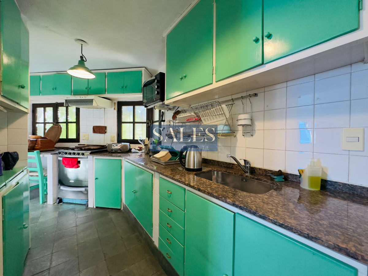 Casa ID.712 - Casa en VENTA, 50 metros de la playa brava, 4 dormitorios.