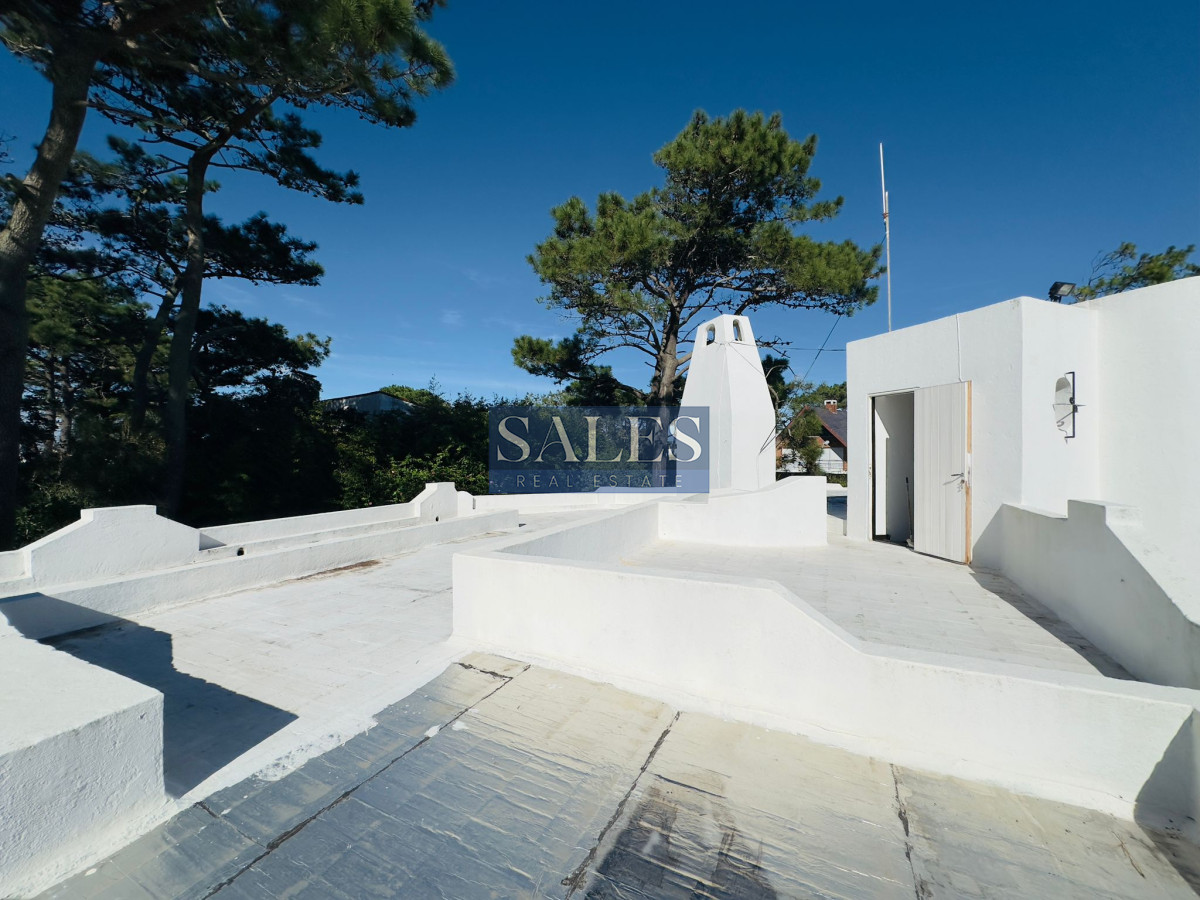 Casa ID.712 - Casa en VENTA, 50 metros de la playa brava, 4 dormitorios.