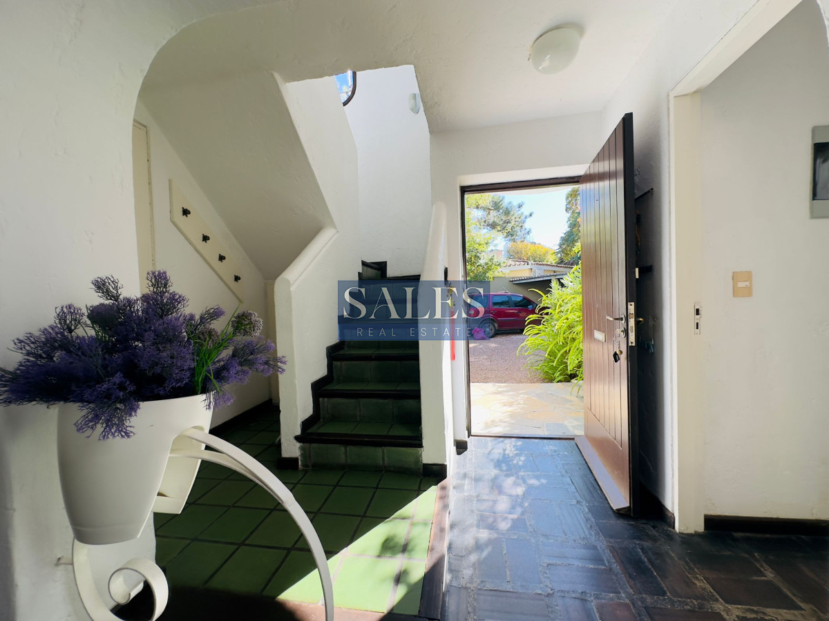 Casa ID.712 - Casa en VENTA, 50 metros de la playa brava, 4 dormitorios.