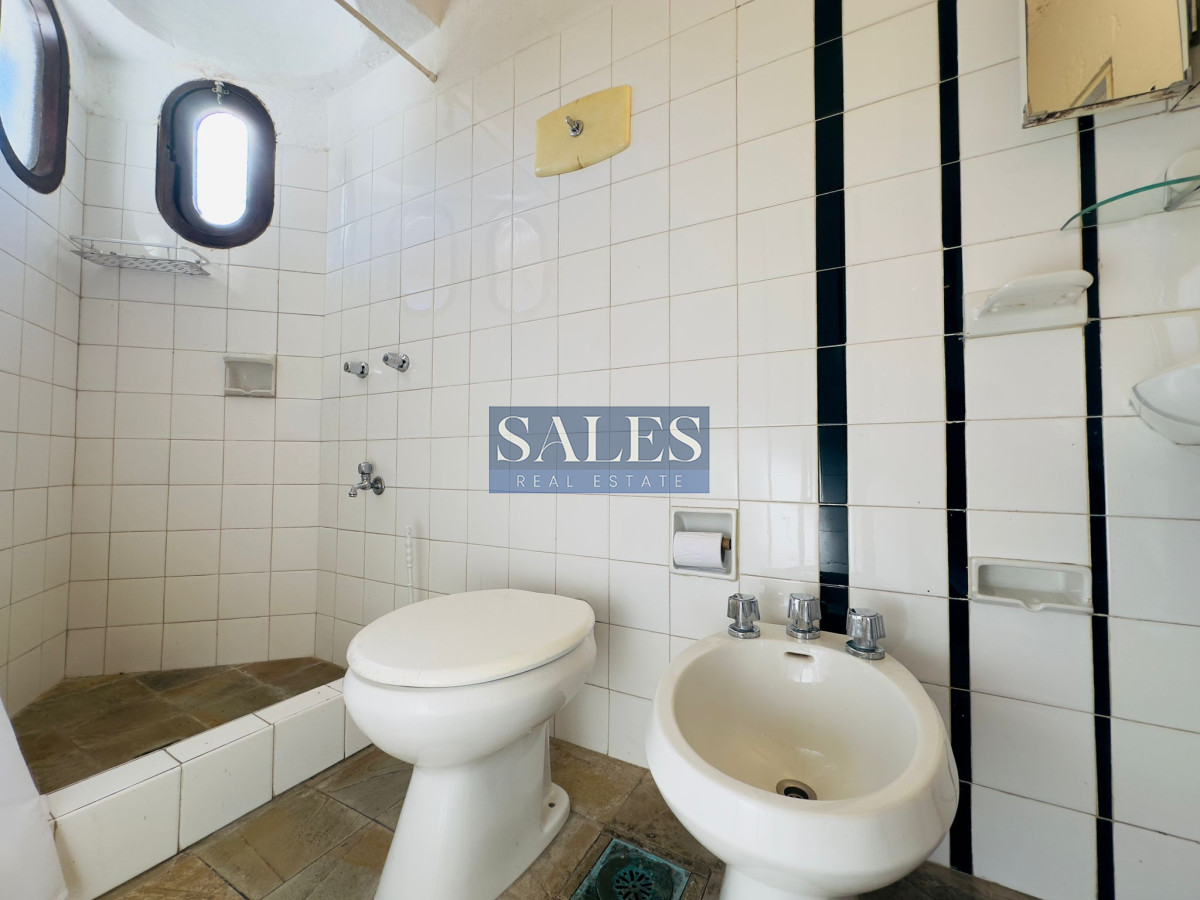Casa ID.712 - Casa en VENTA, 50 metros de la playa brava, 4 dormitorios.