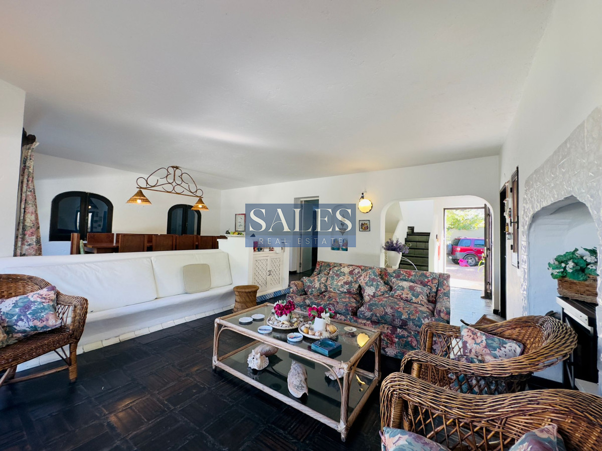 Casa ID.712 - Casa en VENTA, 50 metros de la playa brava, 4 dormitorios.