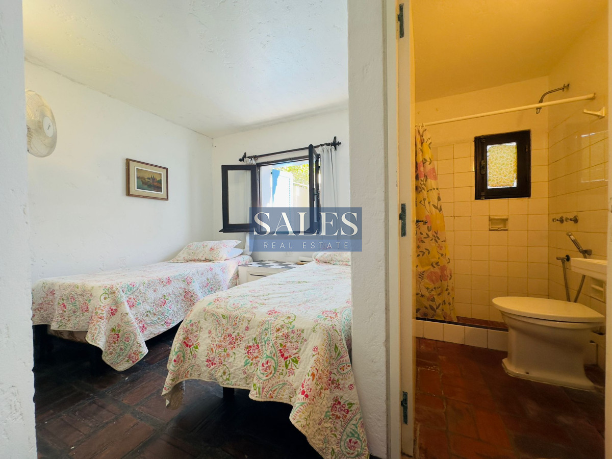 Casa ID.712 - Casa en VENTA, 50 metros de la playa brava, 4 dormitorios.
