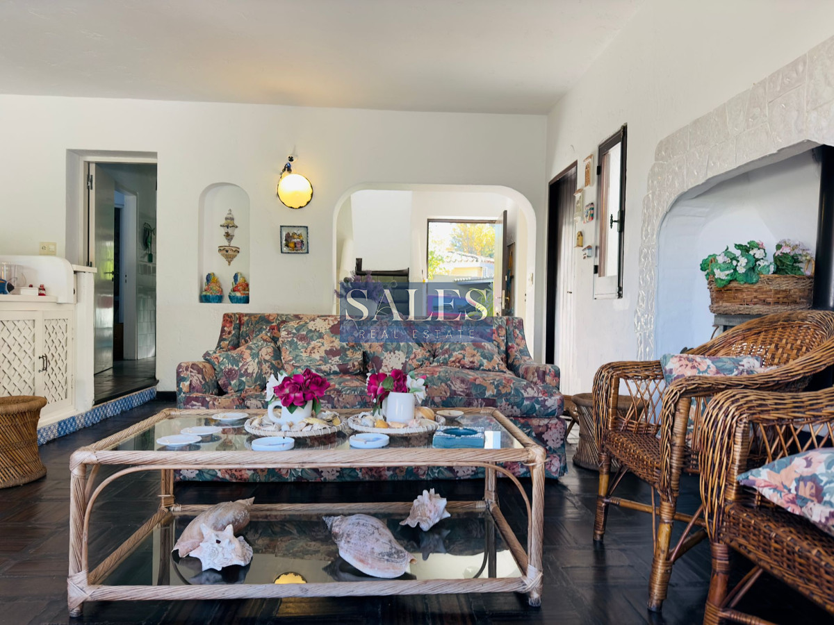 Casa ID.712 - Casa en VENTA, 50 metros de la playa brava, 4 dormitorios.