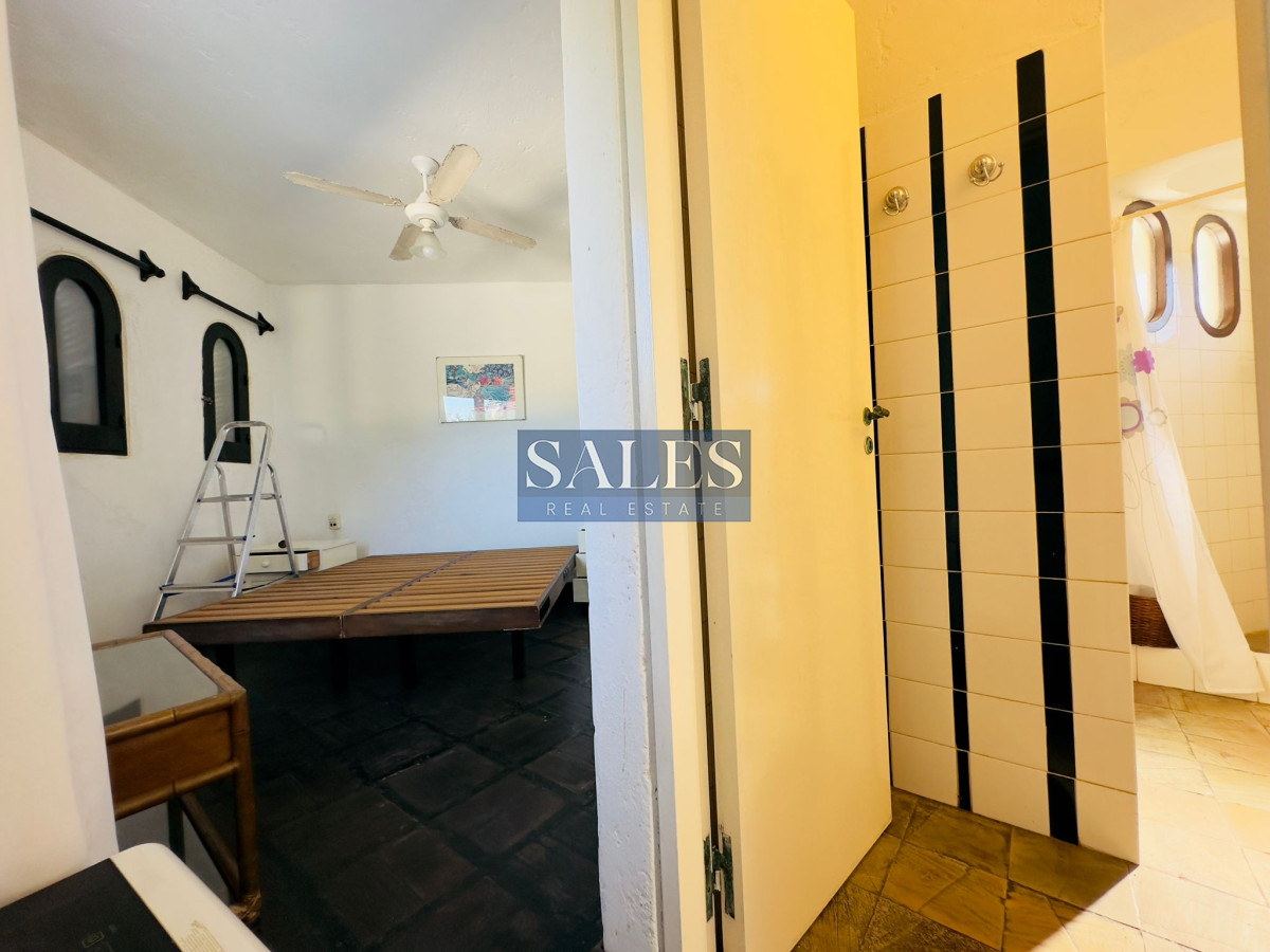 Casa ID.712 - Casa en VENTA, 50 metros de la playa brava, 4 dormitorios.