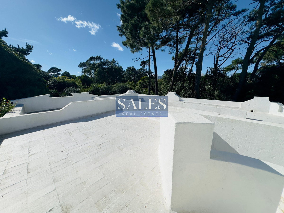 Casa ID.712 - Casa en VENTA, 50 metros de la playa brava, 4 dormitorios.