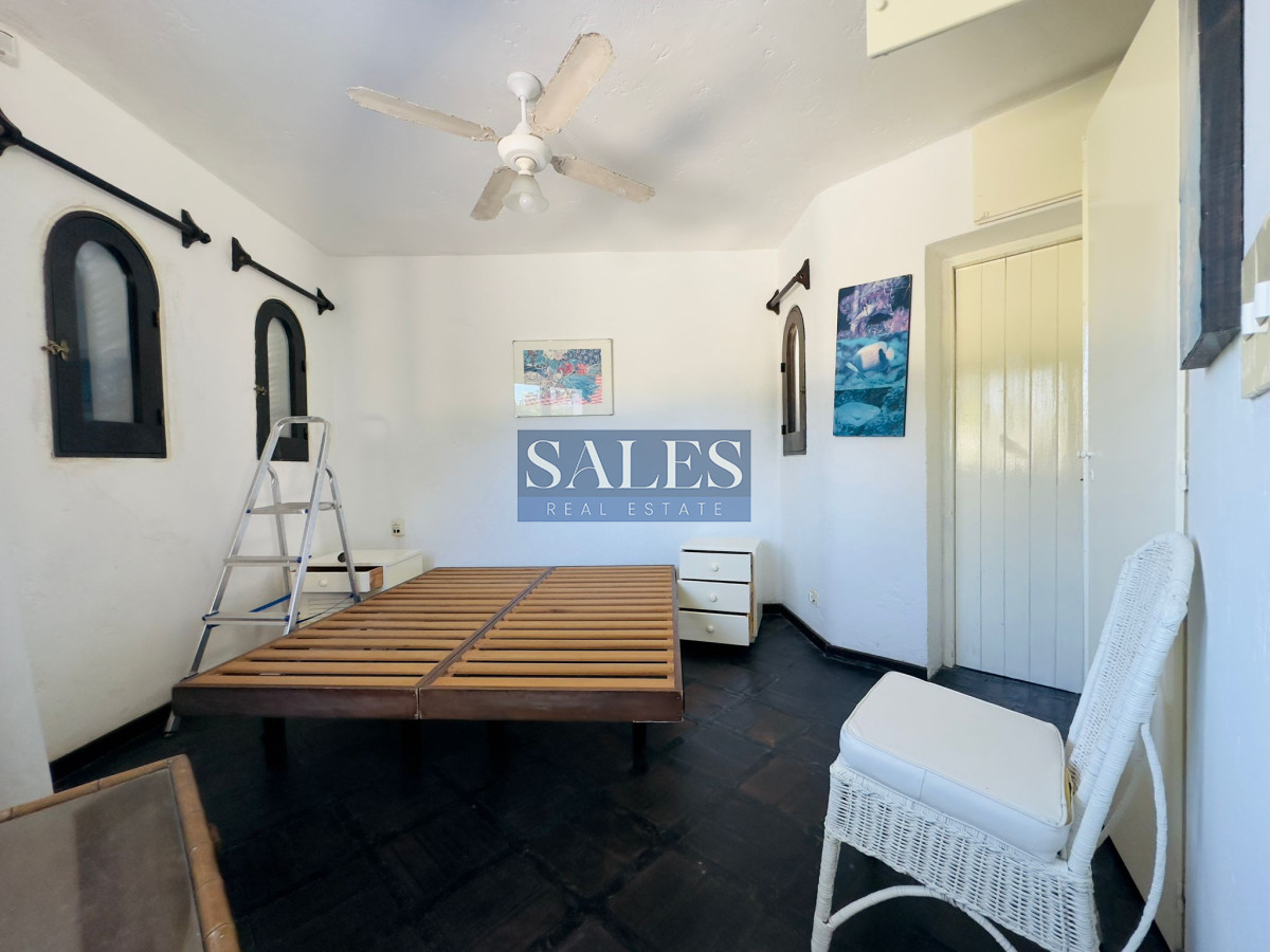 Casa ID.712 - Casa en VENTA, 50 metros de la playa brava, 4 dormitorios.