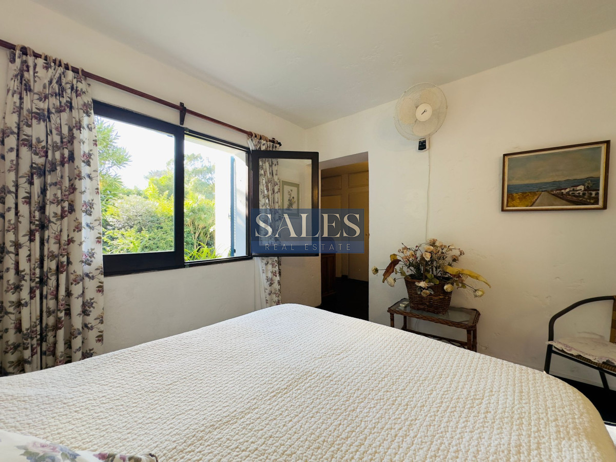 Casa ID.712 - Casa en VENTA, 50 metros de la playa brava, 4 dormitorios.