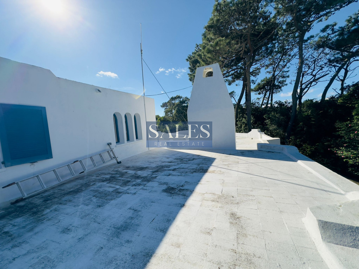 Casa ID.712 - Casa en VENTA, 50 metros de la playa brava, 4 dormitorios.