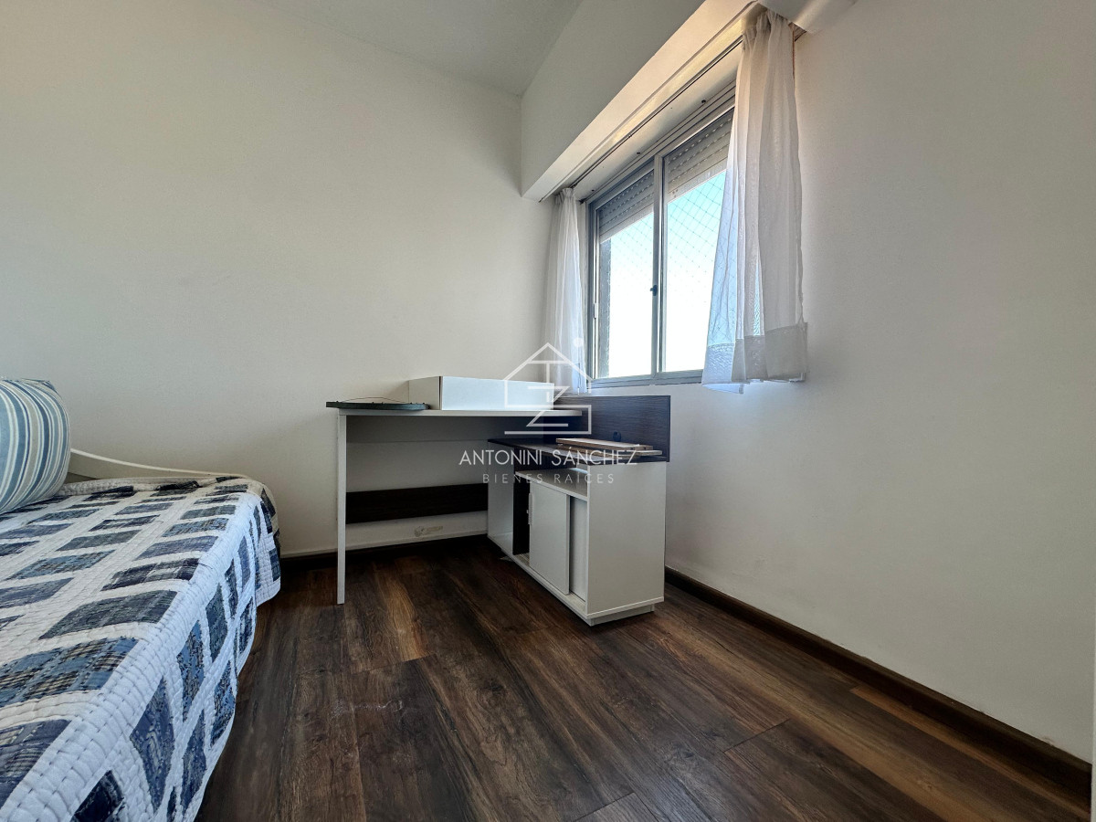 Apartamento ID.2105 - Apartamento de dos dormitorios y dependencia de servicio en venta en Punta del Este