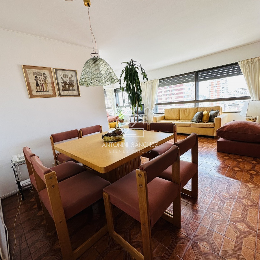 Apartamento ID.1428 - Alquiler y Venta  de apartamento de 3 dormitorios en Punta del Este