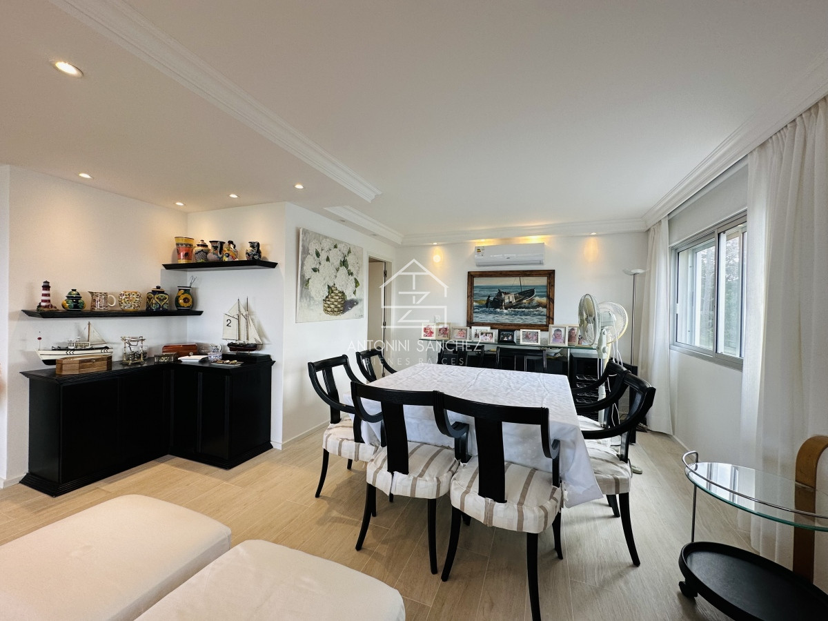 Apartamento ID.1286 - Venta  y alquiler de apartamento de 4 dormitorios en Punta de Este