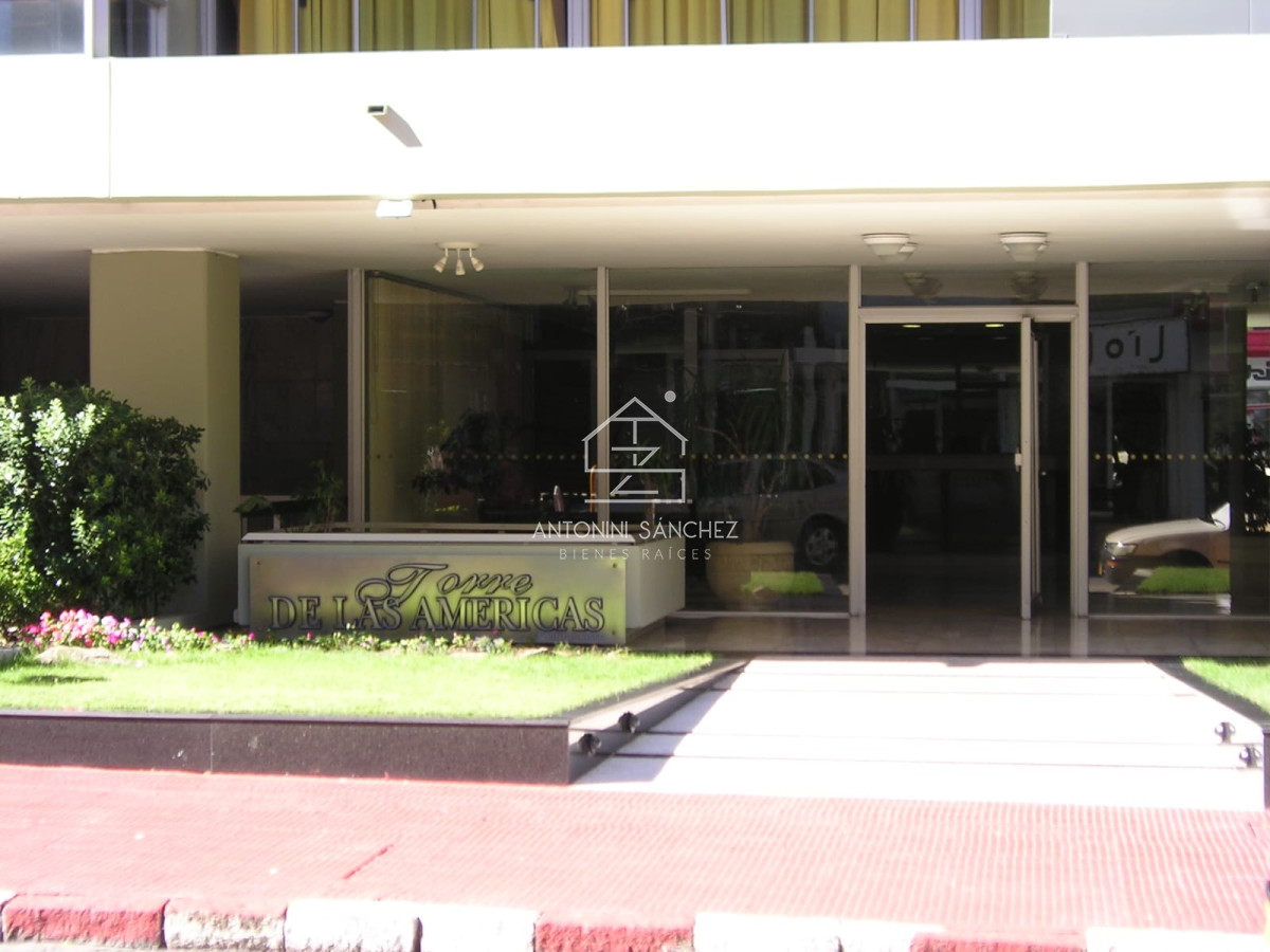 Apartamento ID.1825 - Apartamento en venta de 3 dormitorios en Punta del Este.-