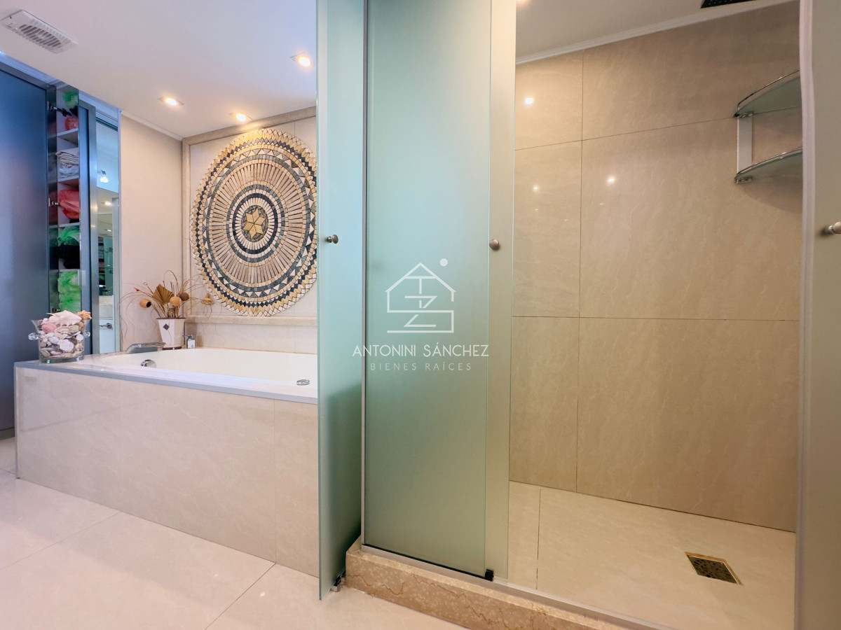 Apartamento ID.1446 - Hermoso apartamento, reciclado, primera linea playa mansa, 3 dormitorios, 1 suite.