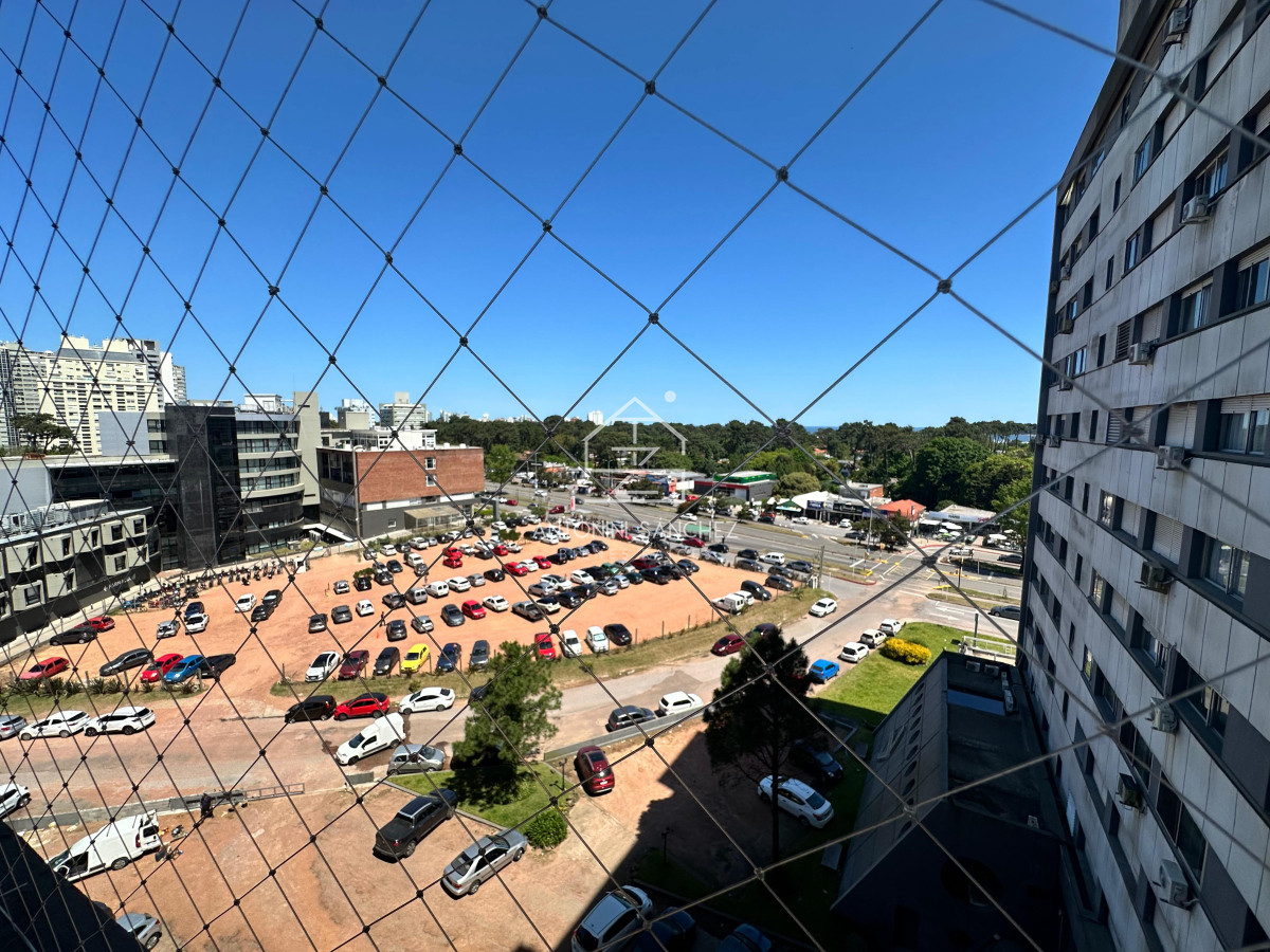 Apartamento ID.2105 - Apartamento de dos dormitorios y dependencia de servicio en venta en Punta del Este
