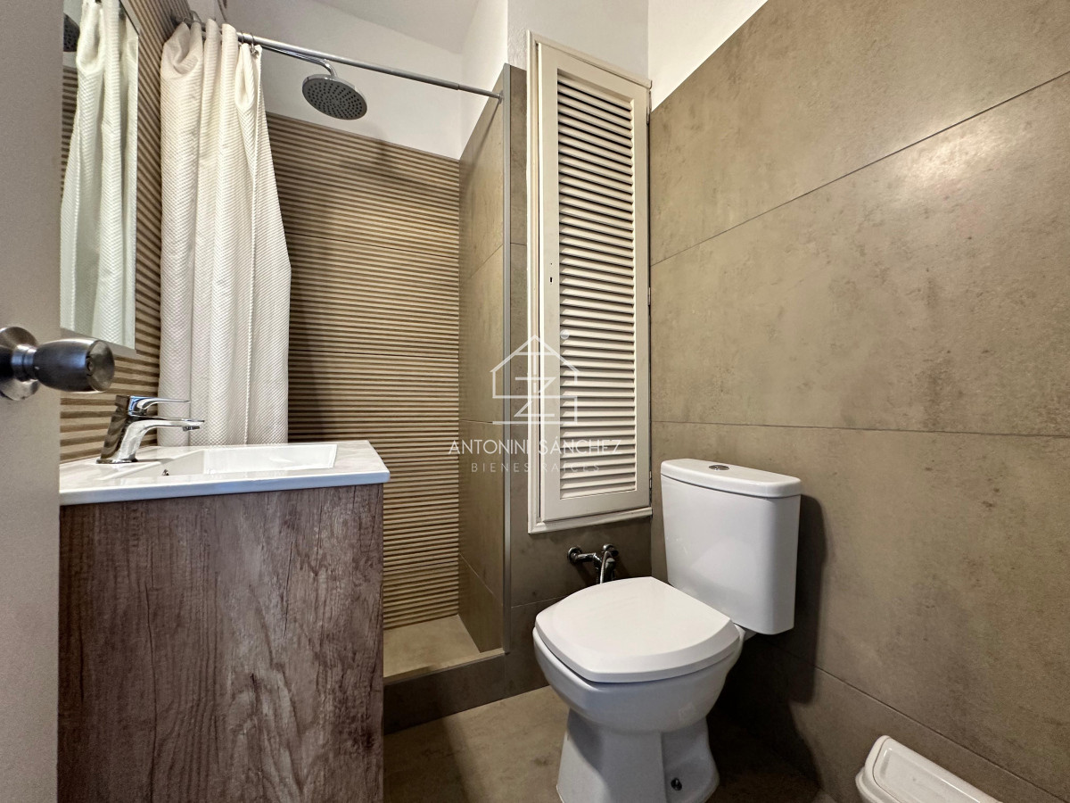 Apartamento ID.2105 - Apartamento de dos dormitorios y dependencia de servicio en venta en Punta del Este