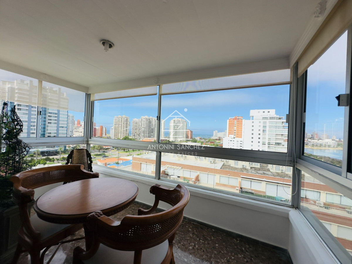 Apartamento ID.1446 - Hermoso apartamento, reciclado, primera linea playa mansa, 3 dormitorios, 1 suite.