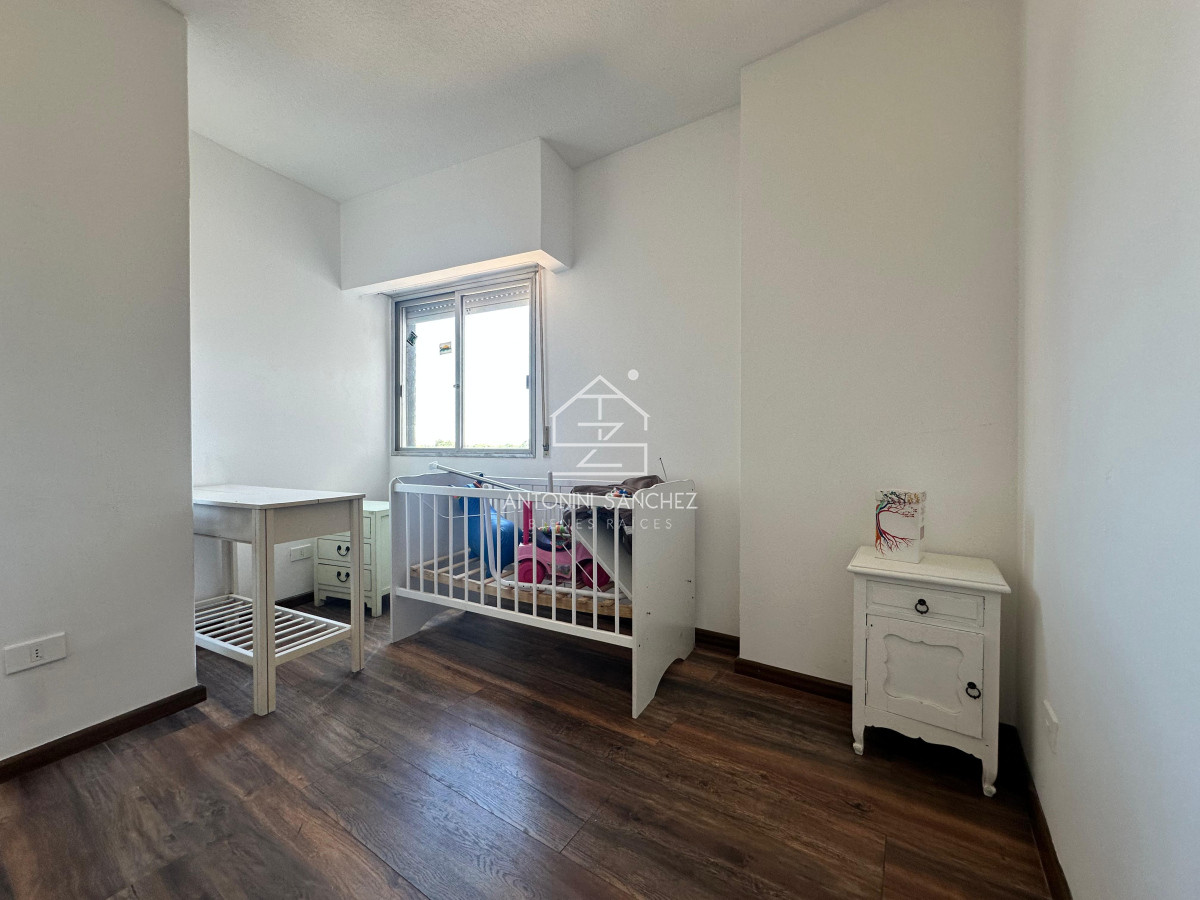 Apartamento ID.2105 - Apartamento de dos dormitorios y dependencia de servicio en venta en Punta del Este
