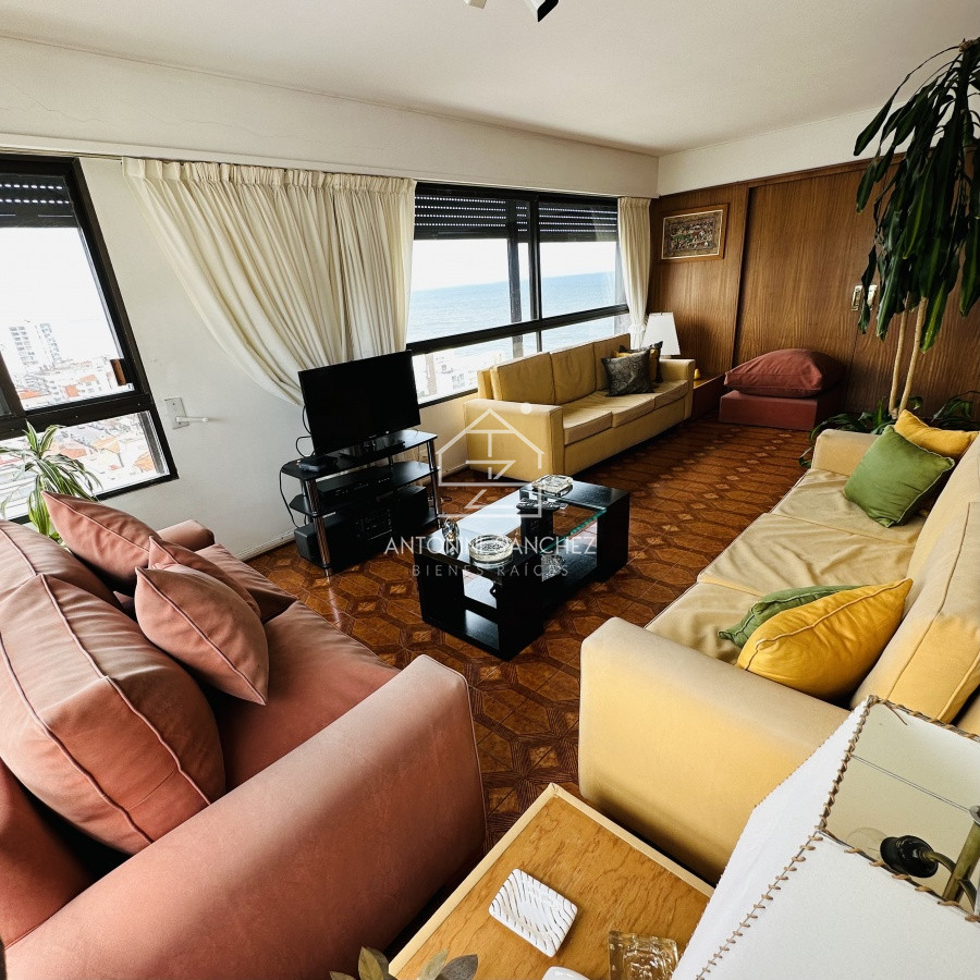 Apartamento ID.1428 - Alquiler y Venta  de apartamento de 3 dormitorios en Punta del Este