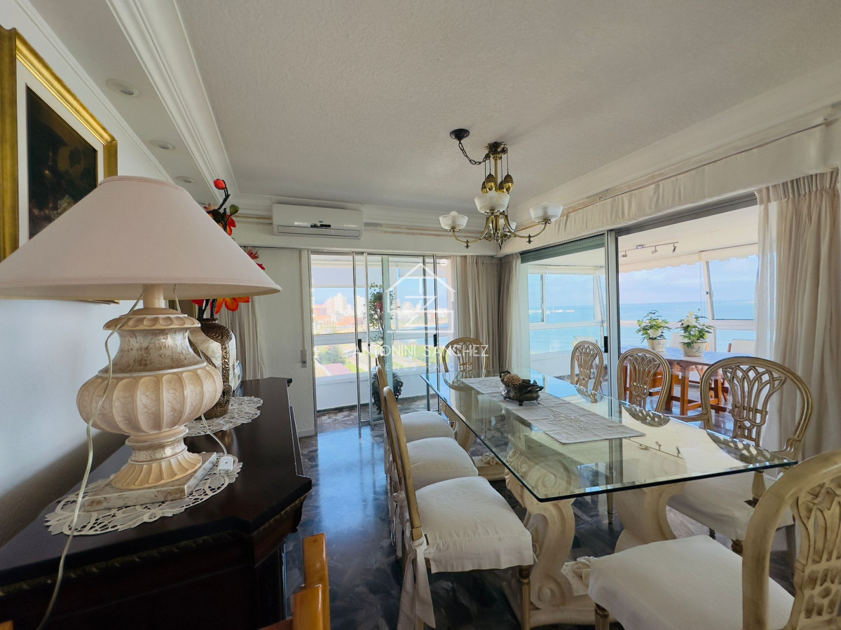 Apartamento ID.1446 - Hermoso apartamento, reciclado, primera linea playa mansa, 3 dormitorios, 1 suite.