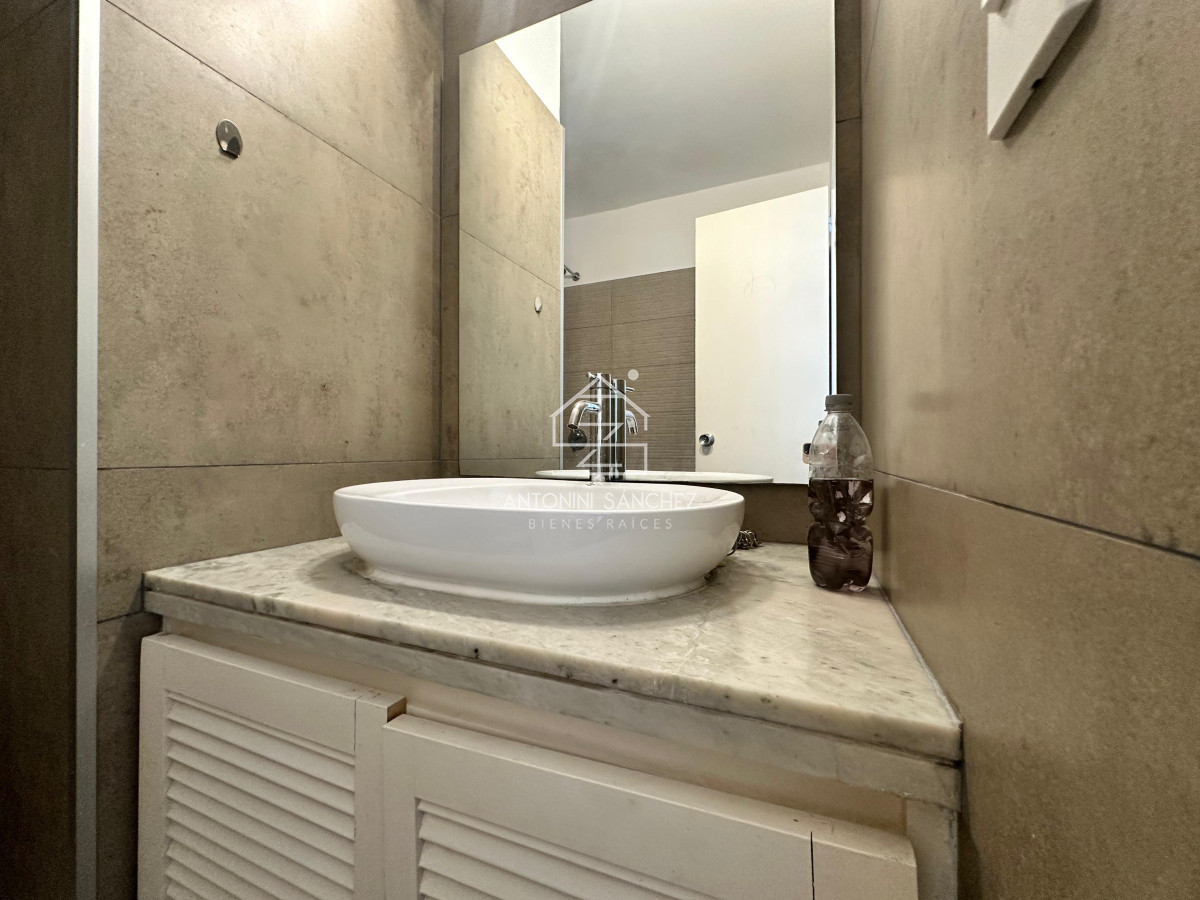 Apartamento ID.2105 - Apartamento de dos dormitorios y dependencia de servicio en venta en Punta del Este