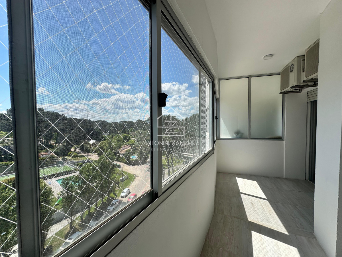 Apartamento ID.2105 - Apartamento de dos dormitorios y dependencia de servicio en venta en Punta del Este