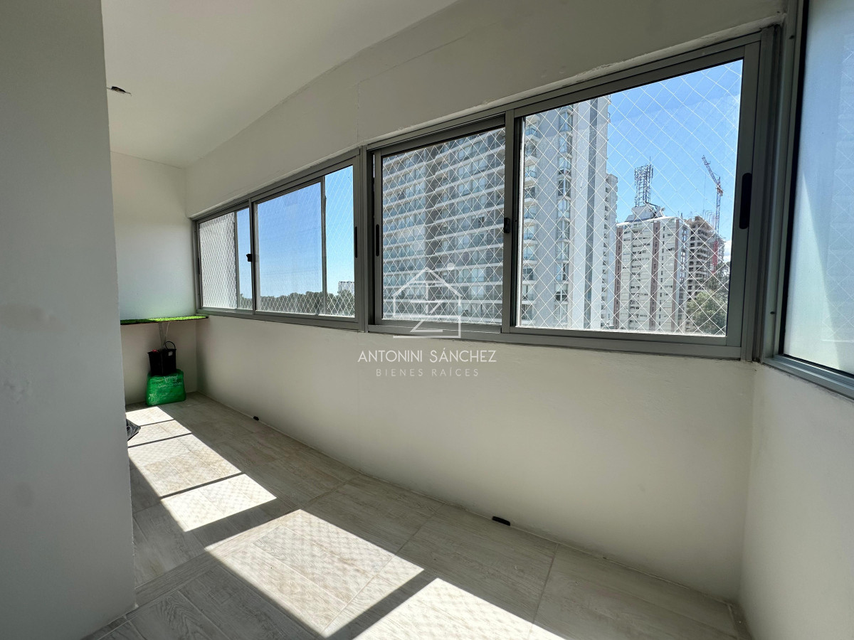 Apartamento ID.2105 - Apartamento de dos dormitorios y dependencia de servicio en venta en Punta del Este