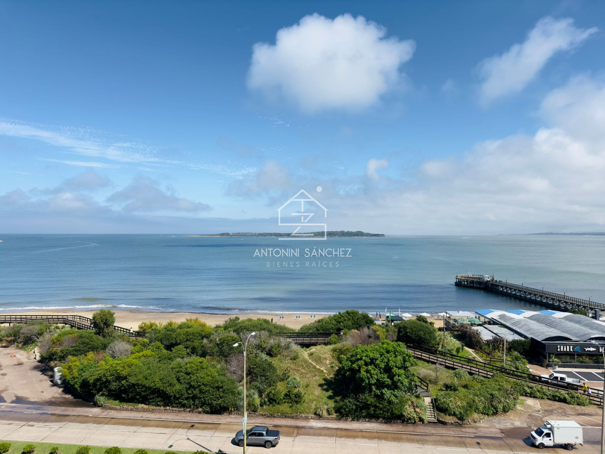 Apartamento ID.1446 - Hermoso apartamento, reciclado, primera linea playa mansa, 3 dormitorios, 1 suite.