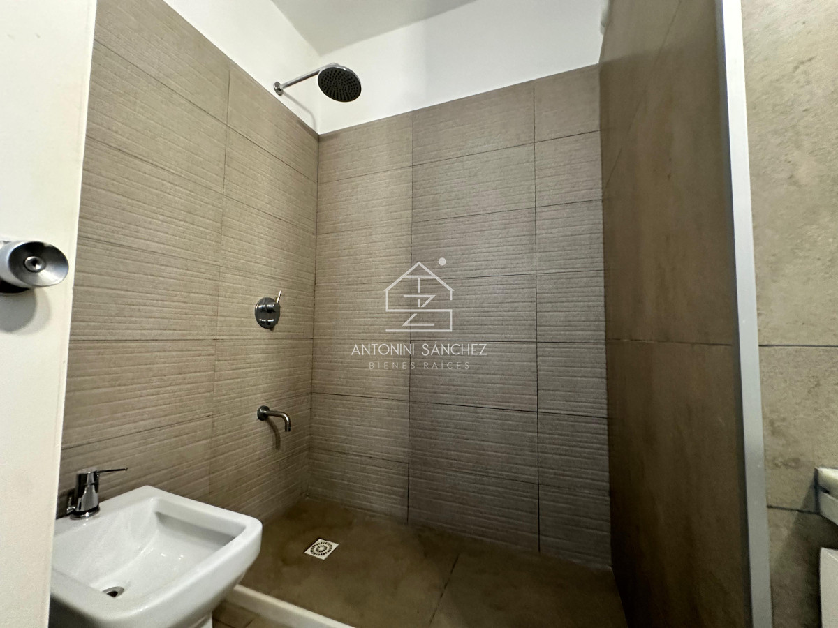 Apartamento ID.2105 - Apartamento de dos dormitorios y dependencia de servicio en venta en Punta del Este