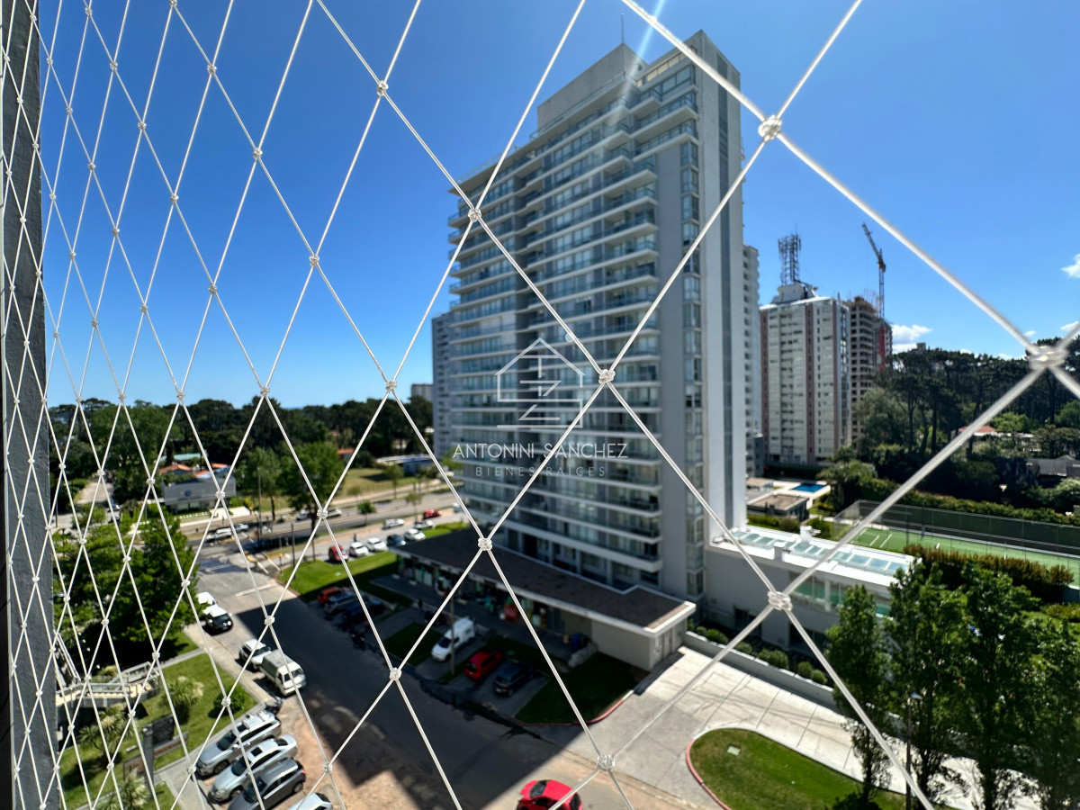 Apartamento ID.2105 - Apartamento de dos dormitorios y dependencia de servicio en venta en Punta del Este