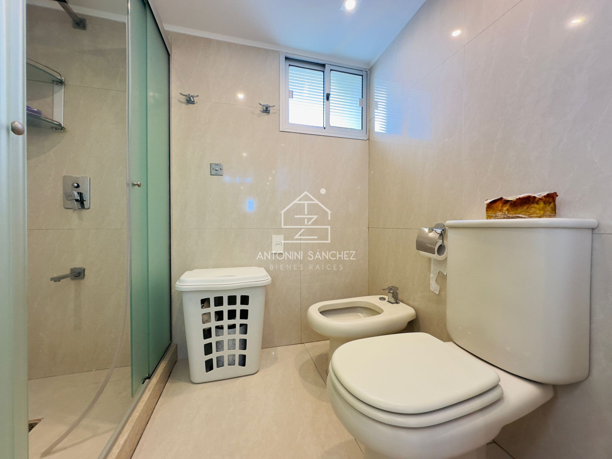 Apartamento ID.1446 - Hermoso apartamento, reciclado, primera linea playa mansa, 3 dormitorios, 1 suite.