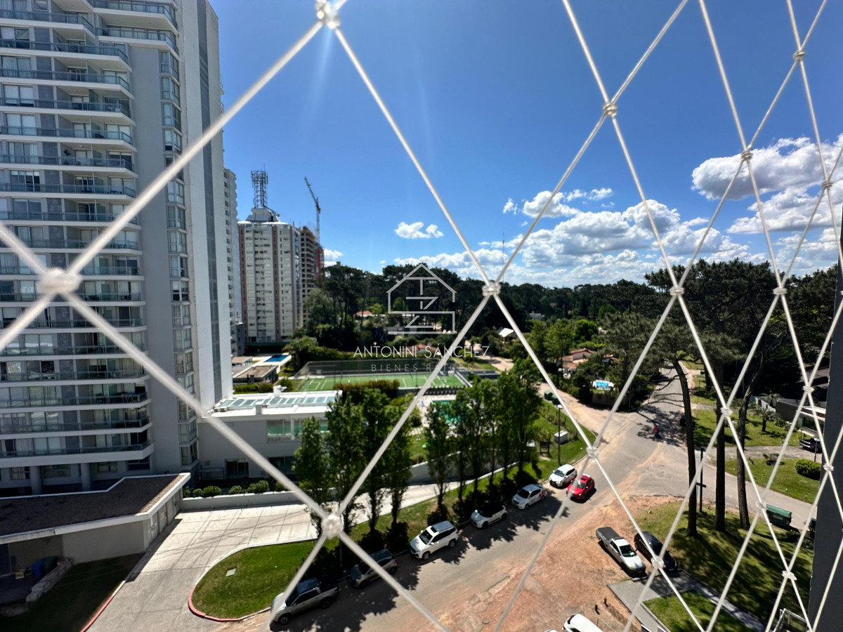 Apartamento ID.2105 - Apartamento de dos dormitorios y dependencia de servicio en venta en Punta del Este