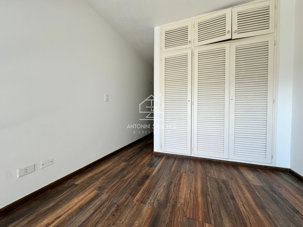 Apartamento ID.2105 - Apartamento de dos dormitorios y dependencia de servicio en venta en Punta del Este