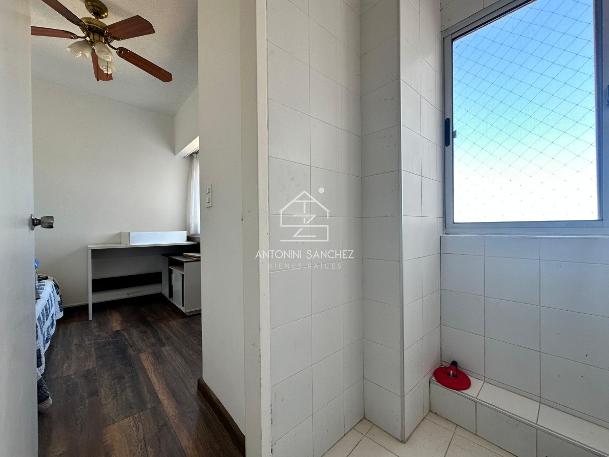 Apartamento ID.2105 - Apartamento de dos dormitorios y dependencia de servicio en venta en Punta del Este