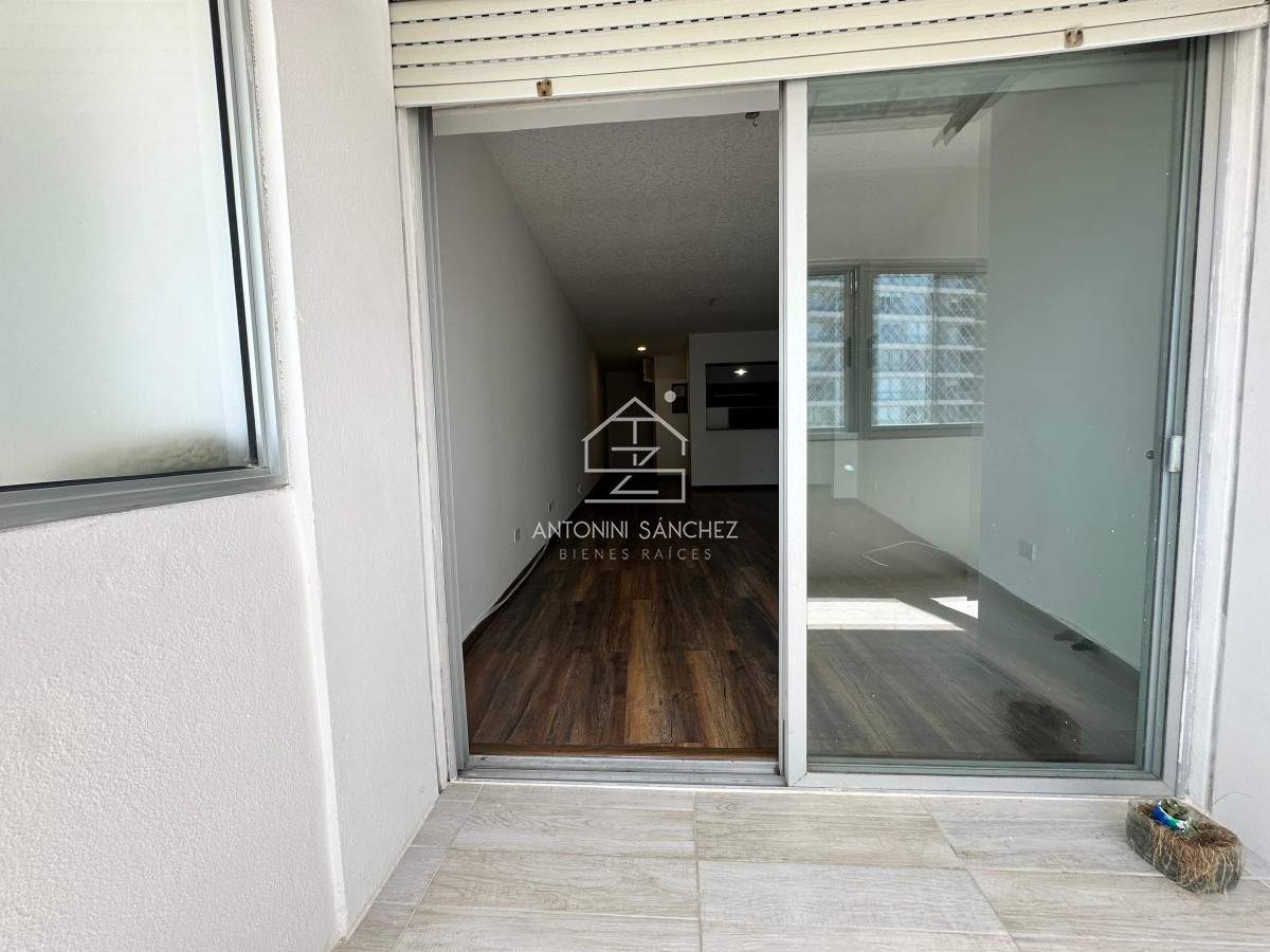 Apartamento ID.2105 - Apartamento de dos dormitorios y dependencia de servicio en venta en Punta del Este