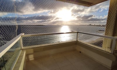 Apartamento en venta frente a playa mansa