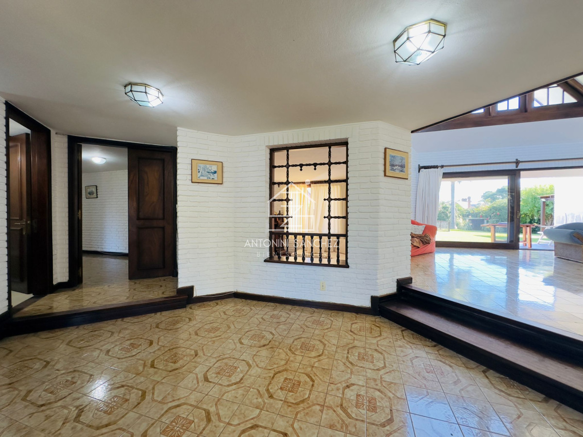 Casa ID.3357 - Casa en venta de 4 dormitorios en Punta del Este