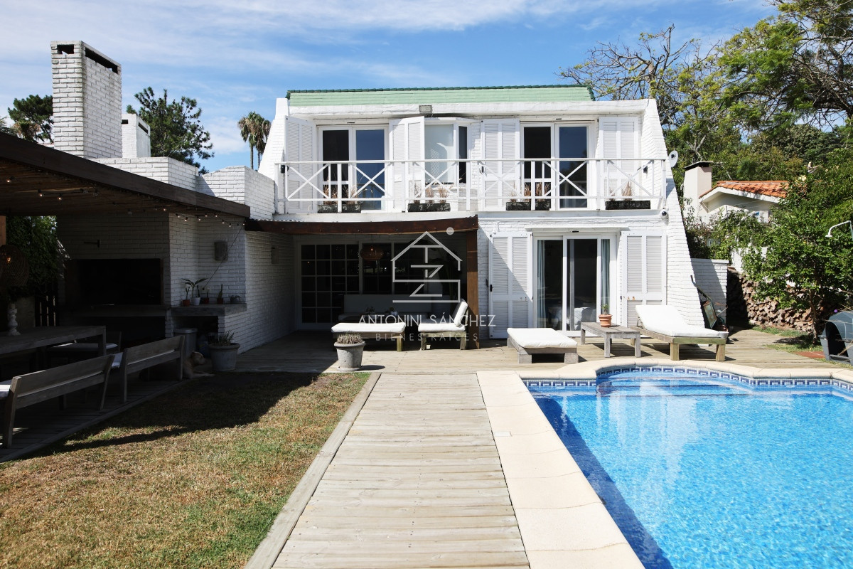 Casa ID.592 - Casa en venta, 4 dormitorios, 500 metros de la playa mansa.
