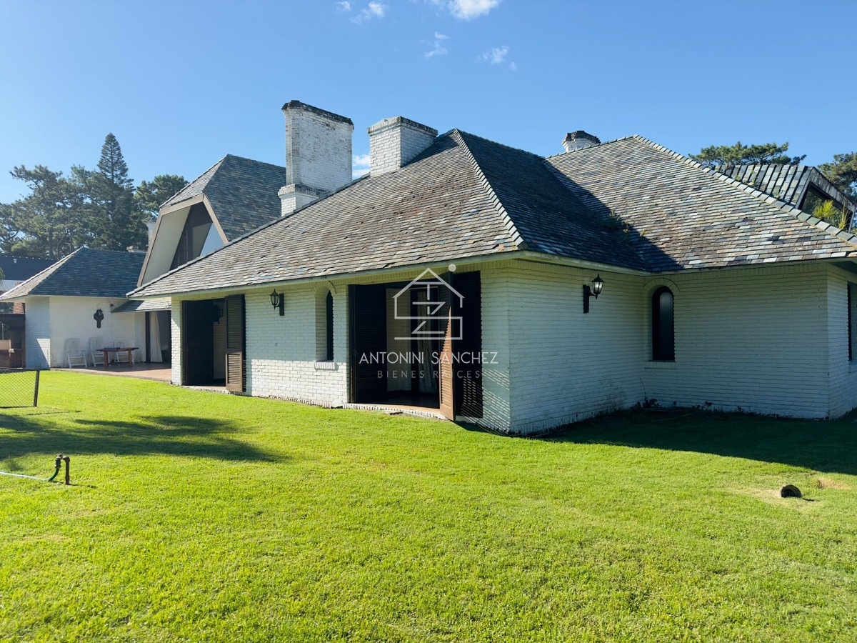 Casa ID.3357 - Casa en venta de 4 dormitorios en Punta del Este