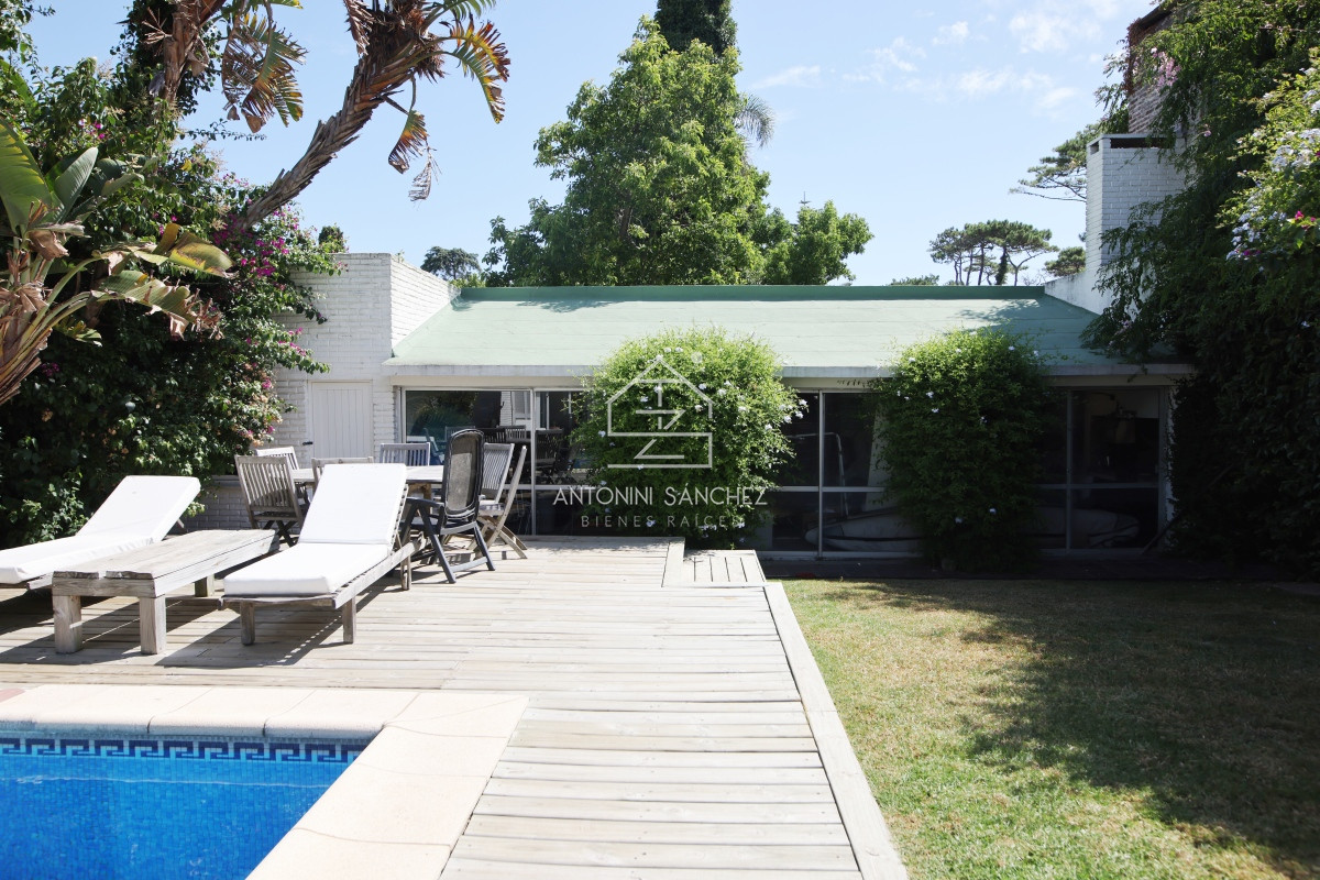 Casa ID.592 - Casa en venta, 4 dormitorios, 500 metros de la playa mansa.