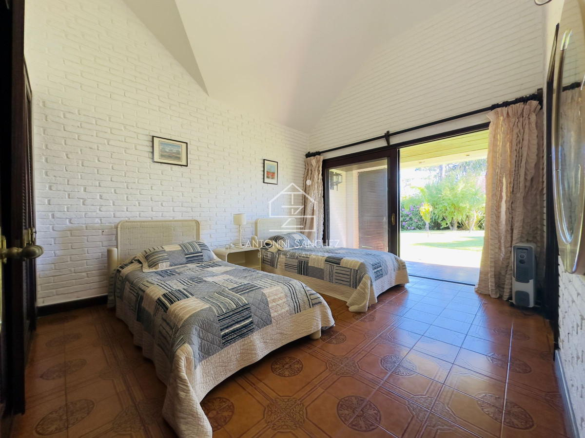 Casa ID.3357 - Casa en venta de 4 dormitorios en Punta del Este