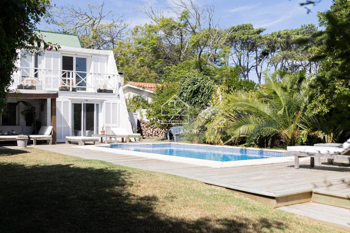 Casa ID.592 - Casa en venta, 4 dormitorios, 500 metros de la playa mansa.