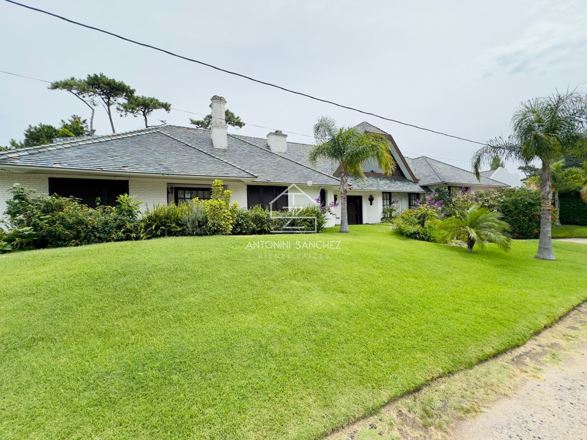Casa ID.3357 - Casa en venta de 4 dormitorios en Punta del Este